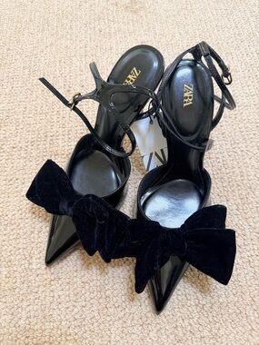 NWT Zara velvet bow heels